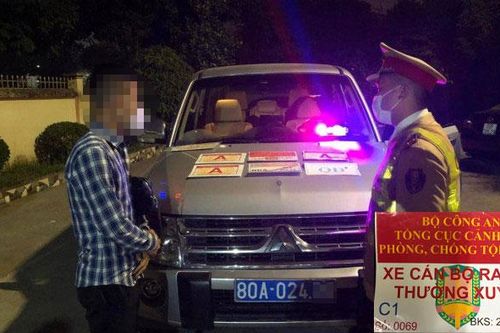 Kiểm tra ô tô biển số 80A giả, phát hiện nhiều phù hiệu quân đội, công an
