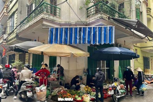 Chợ cóc, chợ tạm 'vùng cam' Hà Nội hoạt động bất chất lệnh cấm