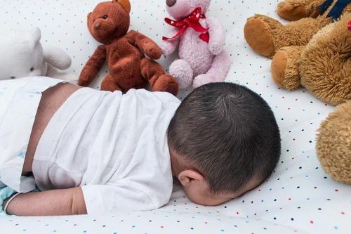 Bé 2 tháng tuổi tử vong khi ngủ áp mặt vào ngực mẹ