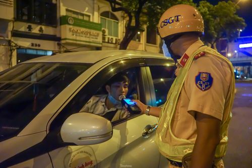 Tài xế méo mặt vì 'uống vài lon' gặp ngay CSGT