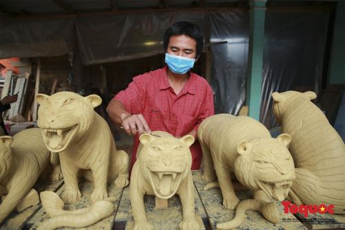 Về làng gốm hàng trăm năm tuổi xem 'biến' đất sét thành những tượng hổ oai phong