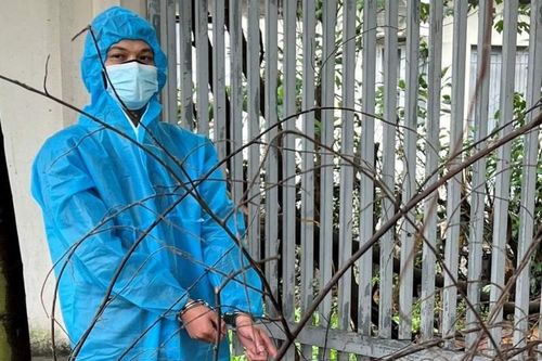Hà Nội: Bắt F0 cầm dao xông vào nhà, đe dọa 'em là cướp đây'