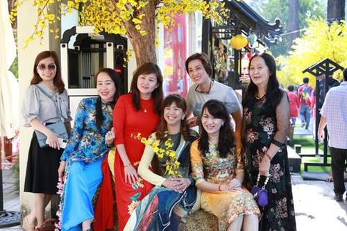 Người dân TP HCM diện áo dài khoe dáng tại phố ông đồ trước giờ khai mạc