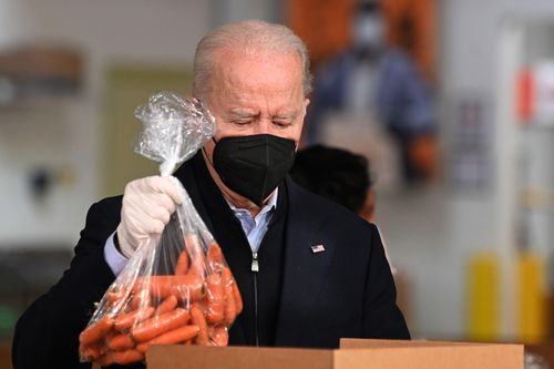 Tổng thống Biden đóng gói cà rốt, táo để cứu trợ người thiếu đồ ăn