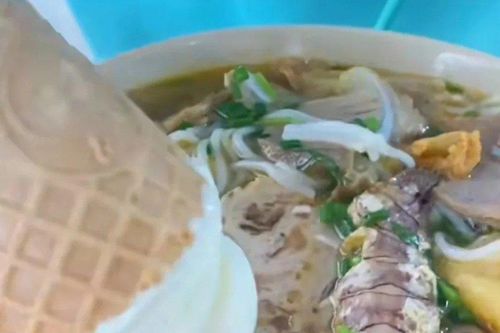 Trào lưu ăn kem trộn mì, bún của giới trẻ Việt