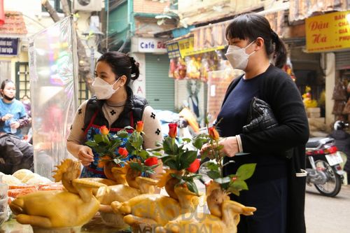 'Chợ nhà giàu' dịp Rằm tháng Chạp, gà cúng theo shipper tới tận nhà khách hàng