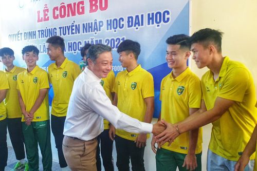 20 cầu thủ Học viện NutiFood trúng tuyển đại học