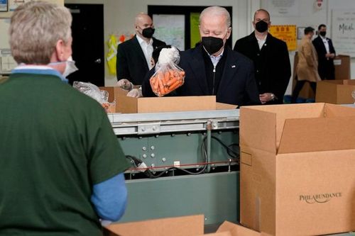 Video vợ chồng ông Biden trực tiếp đóng gói thực phẩm tặng người nghèo