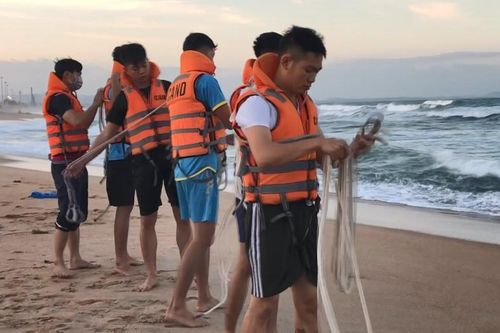 Tìm thấy thi thể nam sinh bị sóng cuốn khi tắm biển ở Phú Yên