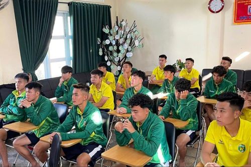 Đằng sau chuyện 49 cầu thủ của bầu Đức, bầu Hải làm tân sinh viên Đại học