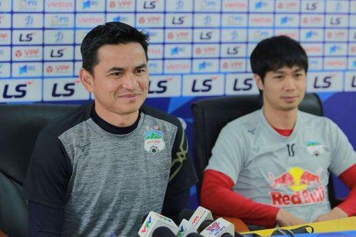 HLV Kiatisak: 'HAGL hưởng lợi khi chơi ở bảng tử thần'
