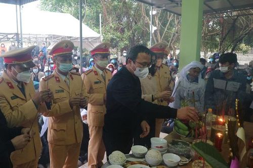 Vụ tai nạn giao thông ở Thanh Hóa khiến 4 người trong 1 gia đình tử vong: Tang thương ngày cuối năm