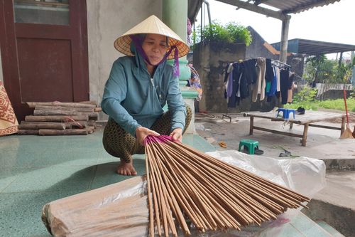 Chùm ảnh: Cả làng ngát hương trầm khi người dân hối hả vào vụ Tết
