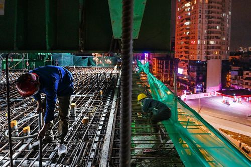Trắng đêm làm việc trên đỉnh trụ cầu cạn