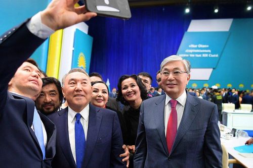 Cựu tổng thống Kazakhstan tái xuất, bác bỏ các tin đồn