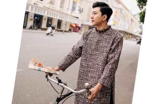 Diễn viên Tuấn Thành cùng tà áo dài nam qua khung ảnh phố Hà Nội vào xuân