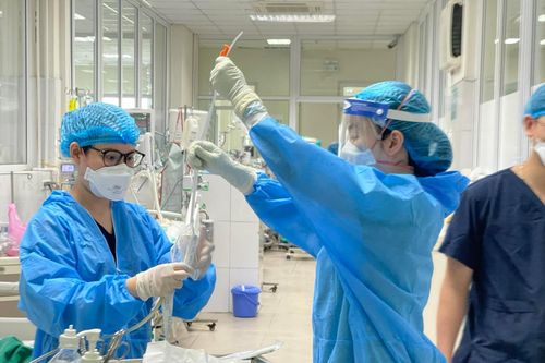 Tăng tỉ lệ tiêm vắc xin để giảm ca nặng, tử vong