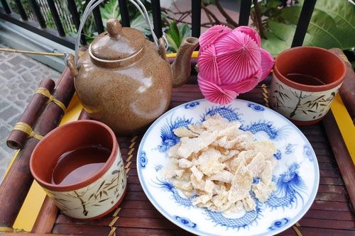 Làng mứt gừng Tết nức tiếng ven sông Hương đỏ lửa suốt ngày đêm