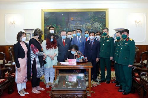 Chủ tịch Nhóm nghị sĩ hữu nghị Việt Nam-Pakistan và Đại sứ Pakistan tại Việt Nam đặt vòng hoa, vào Lăng viếng Chủ tịch Hồ Chí Minh