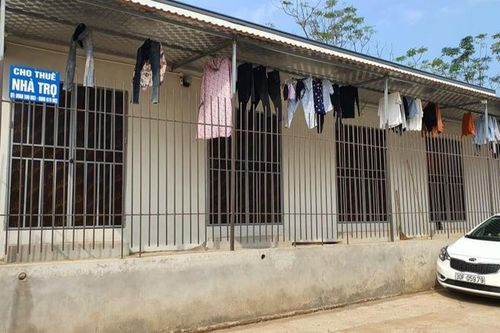 Bé gái nghi bị bạo hành với 9 chiếc đinh trong hộp sọ: Người đàn ông sống cùng mẹ cháu bé là ai?
