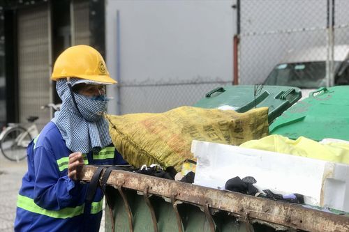 Ðể lao công được về đón giao thừa: Thay đổi thói quen dọn rác