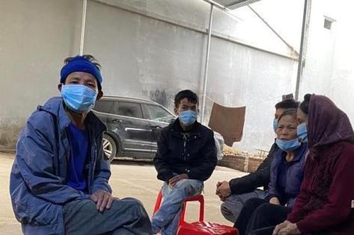 Bà nội bé gái khóc suốt 2 ngày khi nghe tin cháu bị 9 chiếc đinh ghim vào đầu