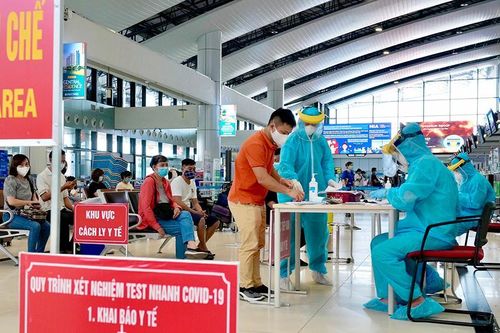 Trẻ em chưa tiêm vắc xin phòng COVID-19 khi bay nội địa cần lưu ý gì?