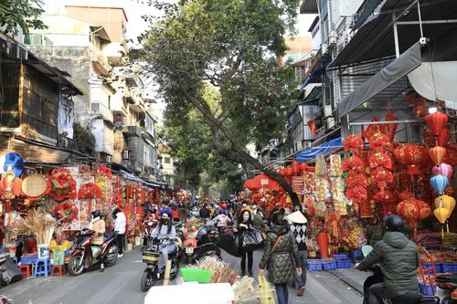 Rực rỡ đồ trang trí phục vụ người dân Thủ đô đón Tết Nhâm Dần