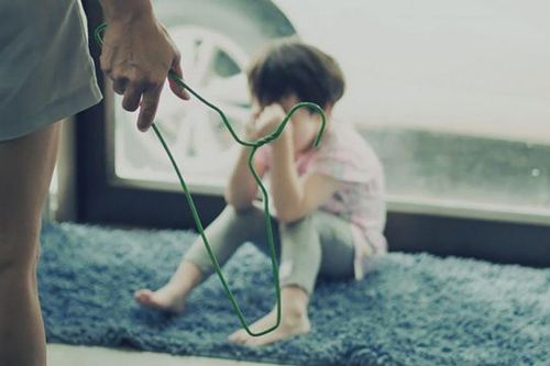 Bé gái 9 tuổi ở TP.HCM nghi bị 'chị dâu' bạo hành, trên người đầy vết thương