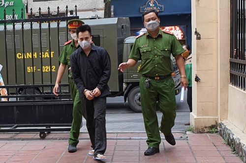'Yêu râu xanh' hiếp dâm bé gái hàng xóm rồi cho 10.000 đồng