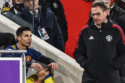 Ronaldo ném áo MU vì bất bình với HLV Rangnick