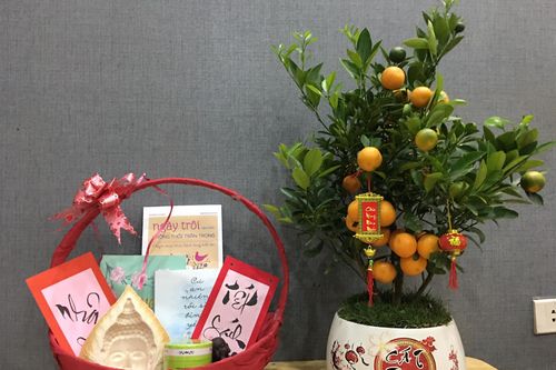 Giỏ quà sách thay lời chúc ý nghĩa đầu xuân