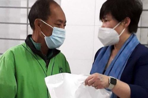 Hà Nội thăm hỏi và hỗ trợ bé 3 tuổi bị nhiều đinh găm vào đầu