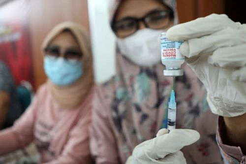 Covid-19: Indonesia tiêm mũi tăng cường nửa liều vaccine; Bỉ ưu tiên dùng Nanocovax cho người dị ứng và sợ tiêm