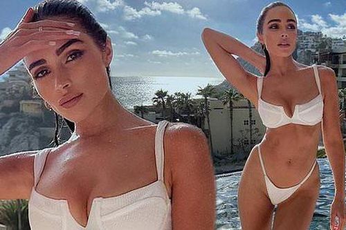 'Mỹ nhân gợi cảm nhất thế giới' khoe đường cong gây mê với bikini nhỏ xíu