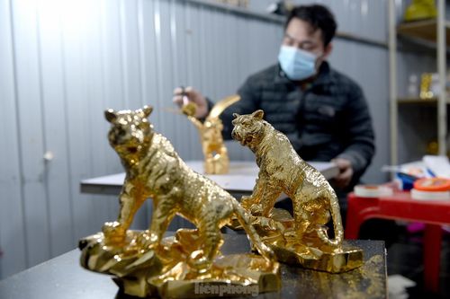 Gian nan chế tác hổ mạ vàng 24k