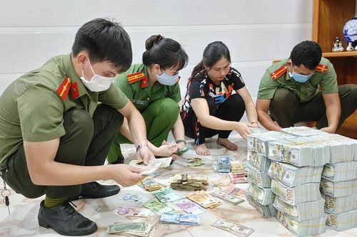 Những đường dây buôn vàng, tiền USD và hàng nóng bị chặn đứng dịp sát Tết
