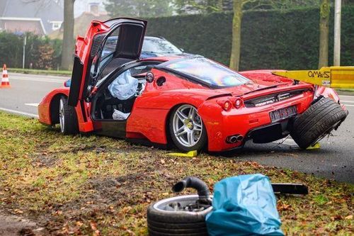 Siêu xe Ferrari Enzo 3,5 triệu USD vỡ toác sau va chạm khi lái thử
