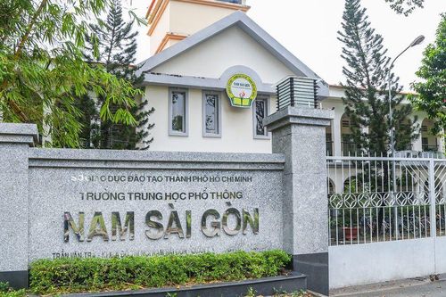 Phê bình nghiêm khắc vụ 'Hiệu trưởng F0 vẫn đến trường'