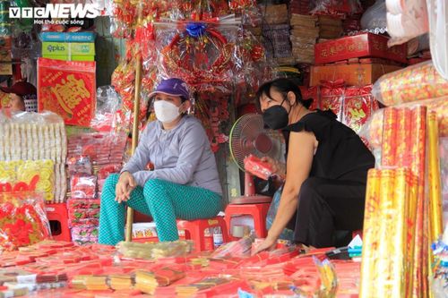 Phố bán đồ trang trí Tết ở Sài Gòn vắng người mua