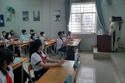 Omicron xâm nhập cộng đồng, TP.HCM có thay đổi kế hoạch cho học sinh đi học lại?