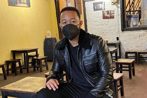 Ca sĩ John Legend uống cà phê trứng ở Hà Nội