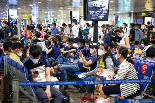 Sân bay Tân Sơn Nhất chật kín người về quê đón Tết