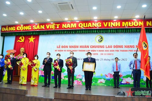 Viện Y dược học Dân tộc TP Hồ Chí Minh đón nhận Huân chương Lao động hạng Nhất
