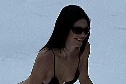'Siêu mẫu đắt giá nhất thế giới' diện bikini tí hon nô đùa trên nền tuyết