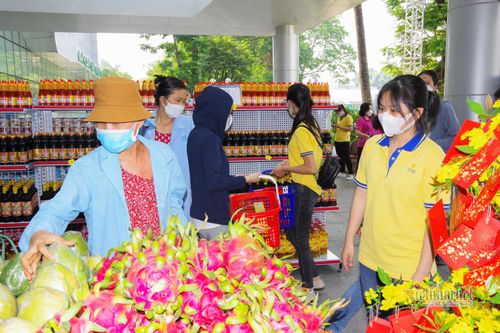 'Siêu thị Tết 0 đồng' đến với y bác sĩ, bệnh nhân khó khăn