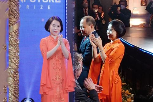 Bí mật về chiếc áo dài vợ tỷ phú Phạm Nhật Vượng mặc lần đầu xuất hiện trước truyền thông