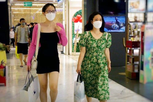Trung tâm thương mại tại TP.HCM bắt đầu nhộn nhịp người mua sắm