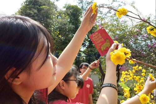 ĐH Ngoại thương lì xì sớm cho sinh viên