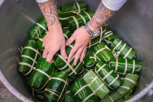 Gói 1.000 chiếc bánh chưng Tết tặng trẻ em khó khăn
